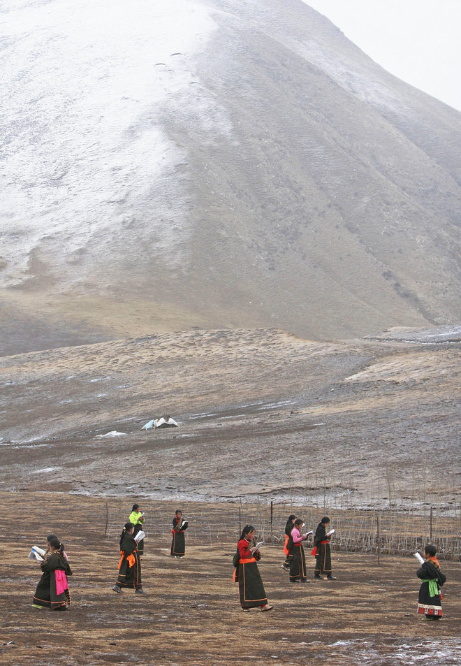 quoc te con gai 1110 hanh trinh den truong gian nan cua nhung be gai tren toan the gioi