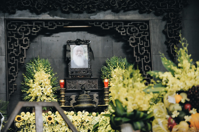 hang nghin hoc sinh luong the vinh dung hai ben duong tien dua doan xe cho linh cuu thay van nhu cuong ve noi an nghi cuoi cung