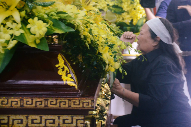 hang nghin hoc sinh luong the vinh dung hai ben duong tien dua doan xe cho linh cuu thay van nhu cuong ve noi an nghi cuoi cung