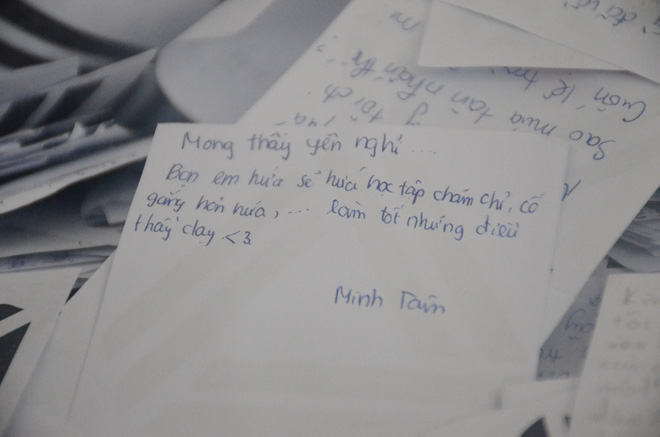 hang nghin hoc sinh luong the vinh dung hai ben duong tien dua doan xe cho linh cuu thay van nhu cuong ve noi an nghi cuoi cung