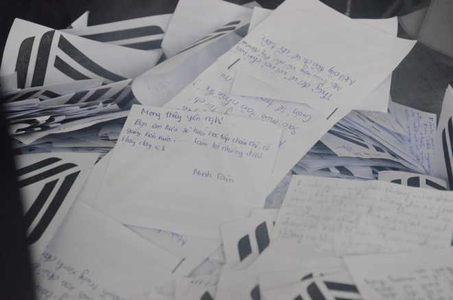 hang nghin hoc sinh luong the vinh dung hai ben duong tien dua doan xe cho linh cuu thay van nhu cuong ve noi an nghi cuoi cung