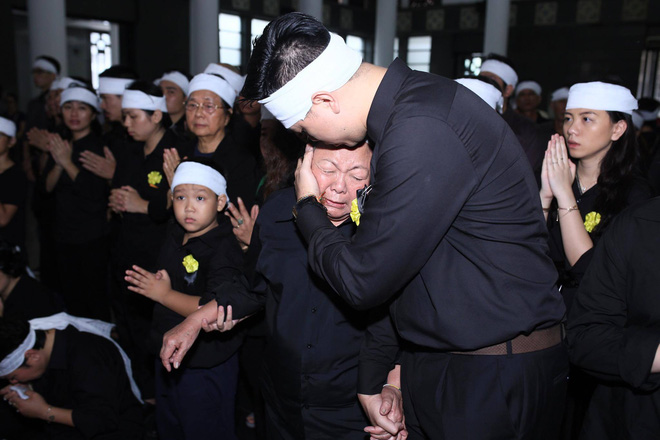 hang nghin hoc sinh luong the vinh dung hai ben duong tien dua doan xe cho linh cuu thay van nhu cuong ve noi an nghi cuoi cung