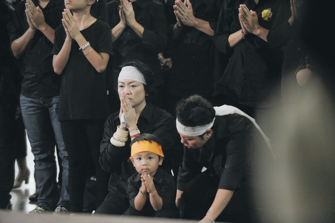 hang nghin hoc sinh luong the vinh dung hai ben duong tien dua doan xe cho linh cuu thay van nhu cuong ve noi an nghi cuoi cung