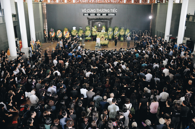 hang nghin hoc sinh luong the vinh dung hai ben duong tien dua doan xe cho linh cuu thay van nhu cuong ve noi an nghi cuoi cung