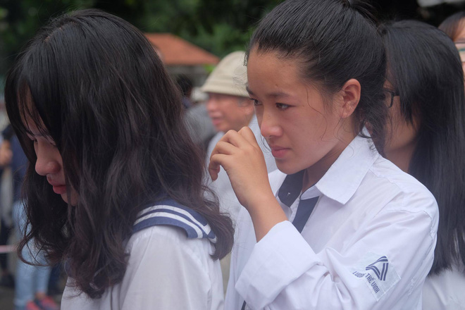 hang nghin hoc sinh luong the vinh dung hai ben duong tien dua doan xe cho linh cuu thay van nhu cuong ve noi an nghi cuoi cung