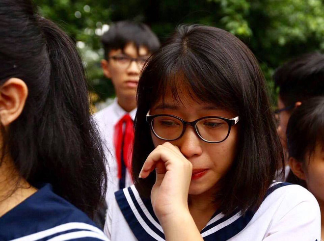 hang nghin hoc sinh luong the vinh dung hai ben duong tien dua doan xe cho linh cuu thay van nhu cuong ve noi an nghi cuoi cung