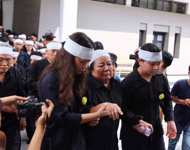 hang nghin hoc sinh luong the vinh dung hai ben duong tien dua doan xe cho linh cuu thay van nhu cuong ve noi an nghi cuoi cung