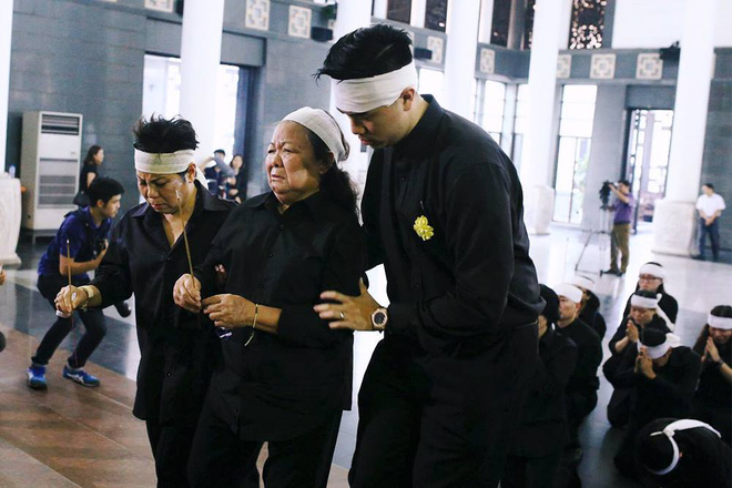 hang nghin hoc sinh luong the vinh dung hai ben duong tien dua doan xe cho linh cuu thay van nhu cuong ve noi an nghi cuoi cung