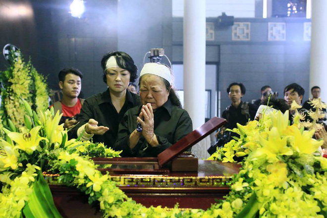 hang nghin hoc sinh luong the vinh dung hai ben duong tien dua doan xe cho linh cuu thay van nhu cuong ve noi an nghi cuoi cung