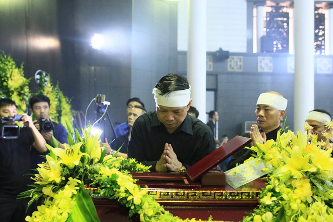 hang nghin hoc sinh luong the vinh dung hai ben duong tien dua doan xe cho linh cuu thay van nhu cuong ve noi an nghi cuoi cung