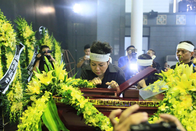 hang nghin hoc sinh luong the vinh dung hai ben duong tien dua doan xe cho linh cuu thay van nhu cuong ve noi an nghi cuoi cung