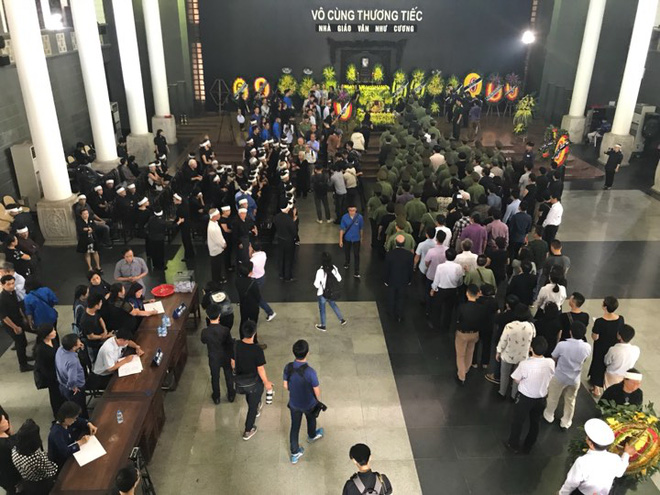 hang nghin hoc sinh luong the vinh dung hai ben duong tien dua doan xe cho linh cuu thay van nhu cuong ve noi an nghi cuoi cung