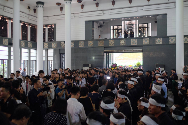 hang nghin hoc sinh luong the vinh dung hai ben duong tien dua doan xe cho linh cuu thay van nhu cuong ve noi an nghi cuoi cung