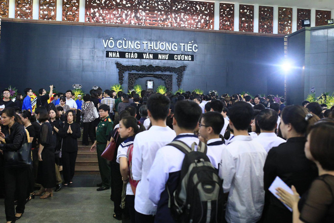 hang nghin hoc sinh luong the vinh dung hai ben duong tien dua doan xe cho linh cuu thay van nhu cuong ve noi an nghi cuoi cung