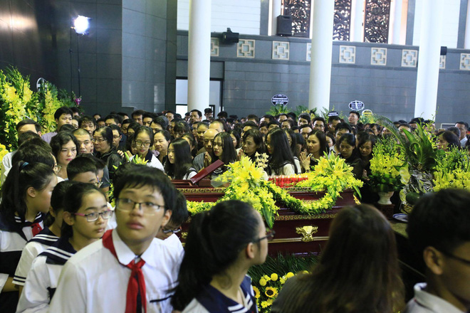 hang nghin hoc sinh luong the vinh dung hai ben duong tien dua doan xe cho linh cuu thay van nhu cuong ve noi an nghi cuoi cung