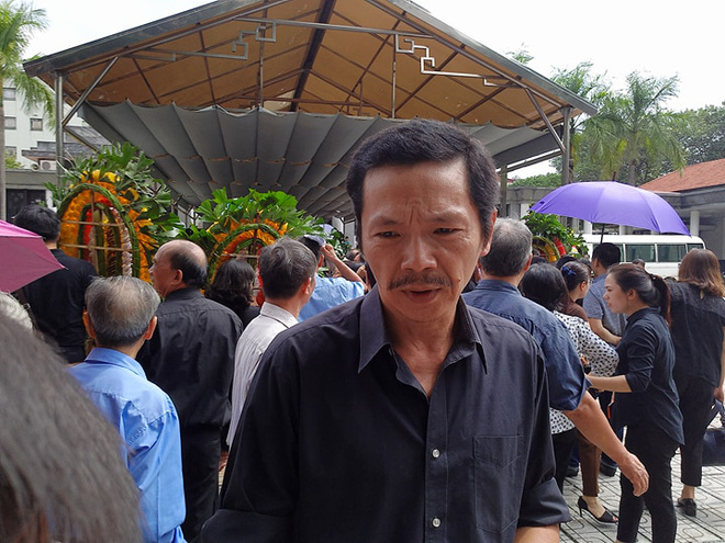 hang nghin hoc sinh luong the vinh dung hai ben duong tien dua doan xe cho linh cuu thay van nhu cuong ve noi an nghi cuoi cung