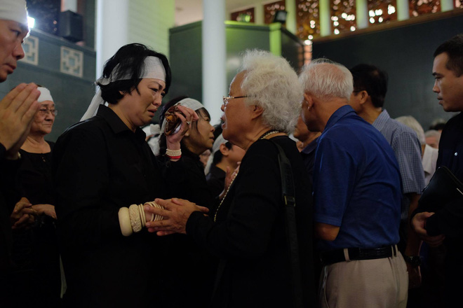 hang nghin hoc sinh luong the vinh dung hai ben duong tien dua doan xe cho linh cuu thay van nhu cuong ve noi an nghi cuoi cung