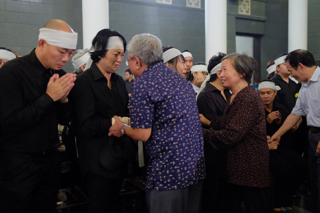 hang nghin hoc sinh luong the vinh dung hai ben duong tien dua doan xe cho linh cuu thay van nhu cuong ve noi an nghi cuoi cung