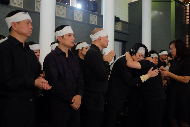 hang nghin hoc sinh luong the vinh dung hai ben duong tien dua doan xe cho linh cuu thay van nhu cuong ve noi an nghi cuoi cung