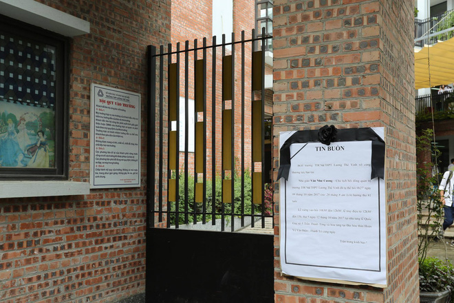 hang nghin hoc sinh luong the vinh dung hai ben duong tien dua doan xe cho linh cuu thay van nhu cuong ve noi an nghi cuoi cung