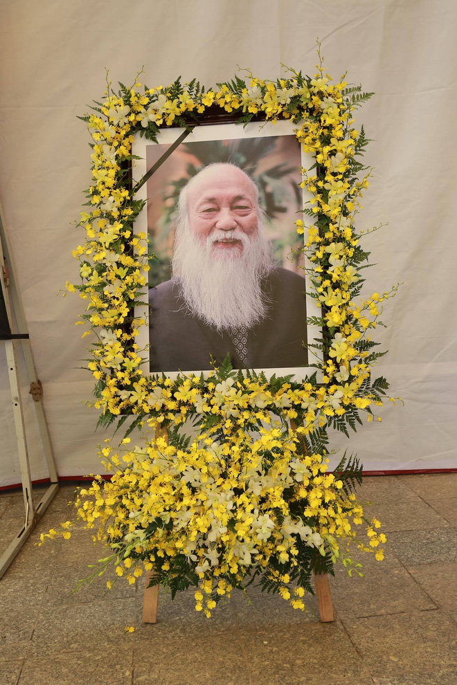 hang nghin hoc sinh luong the vinh dung hai ben duong tien dua doan xe cho linh cuu thay van nhu cuong ve noi an nghi cuoi cung