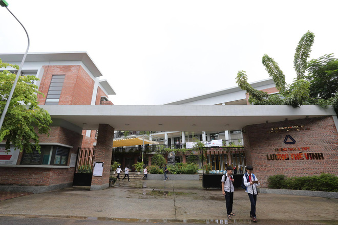 hang nghin hoc sinh luong the vinh dung hai ben duong tien dua doan xe cho linh cuu thay van nhu cuong ve noi an nghi cuoi cung