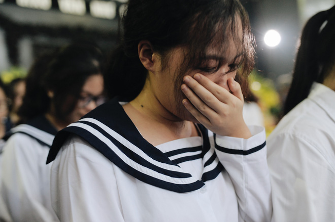 hang nghin hoc sinh luong the vinh dung hai ben duong tien dua doan xe cho linh cuu thay van nhu cuong ve noi an nghi cuoi cung