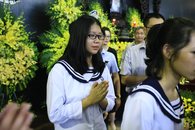 hang nghin hoc sinh luong the vinh dung hai ben duong tien dua doan xe cho linh cuu thay van nhu cuong ve noi an nghi cuoi cung