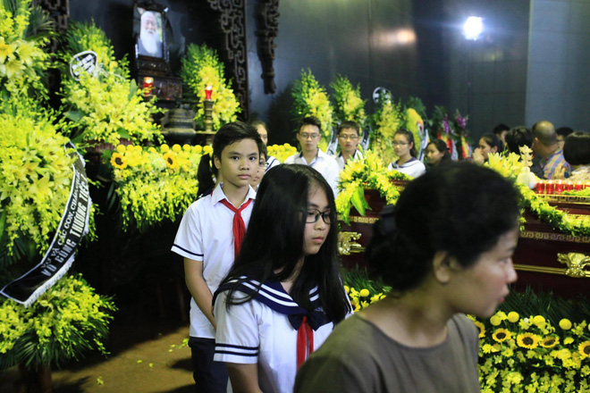 hang nghin hoc sinh luong the vinh dung hai ben duong tien dua doan xe cho linh cuu thay van nhu cuong ve noi an nghi cuoi cung