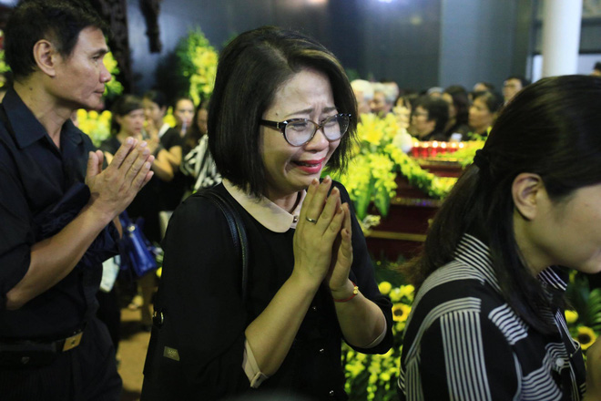 hang nghin hoc sinh luong the vinh dung hai ben duong tien dua doan xe cho linh cuu thay van nhu cuong ve noi an nghi cuoi cung