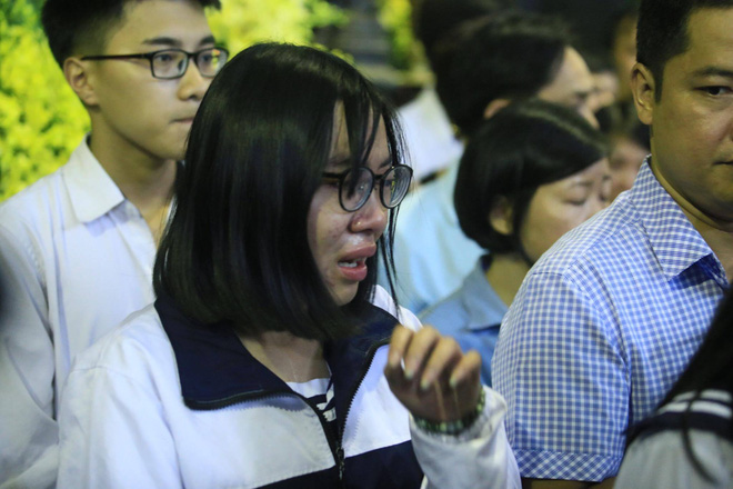 hang nghin hoc sinh luong the vinh dung hai ben duong tien dua doan xe cho linh cuu thay van nhu cuong ve noi an nghi cuoi cung