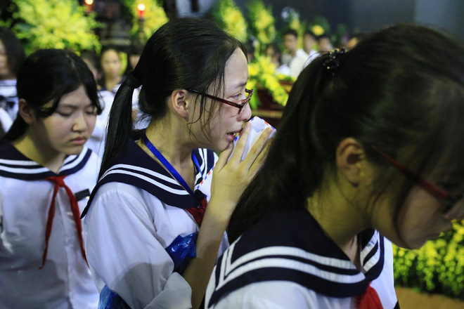 hang nghin hoc sinh luong the vinh dung hai ben duong tien dua doan xe cho linh cuu thay van nhu cuong ve noi an nghi cuoi cung