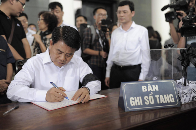 hang nghin hoc sinh luong the vinh dung hai ben duong tien dua doan xe cho linh cuu thay van nhu cuong ve noi an nghi cuoi cung