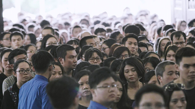 hang nghin hoc sinh luong the vinh dung hai ben duong tien dua doan xe cho linh cuu thay van nhu cuong ve noi an nghi cuoi cung