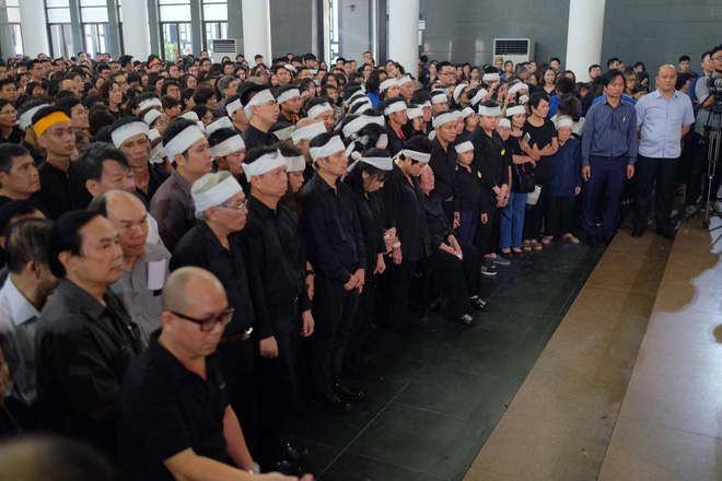 hang nghin hoc sinh luong the vinh dung hai ben duong tien dua doan xe cho linh cuu thay van nhu cuong ve noi an nghi cuoi cung