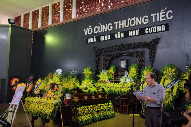 hang nghin hoc sinh luong the vinh dung hai ben duong tien dua doan xe cho linh cuu thay van nhu cuong ve noi an nghi cuoi cung