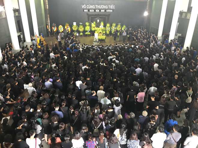 hang nghin hoc sinh luong the vinh dung hai ben duong tien dua doan xe cho linh cuu thay van nhu cuong ve noi an nghi cuoi cung