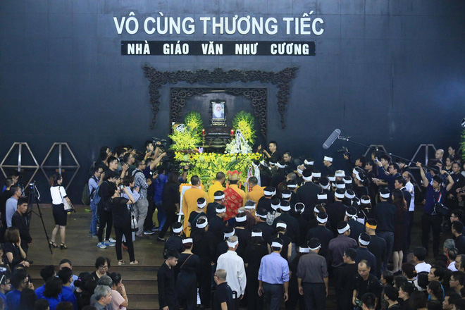 hang nghin hoc sinh luong the vinh dung hai ben duong tien dua doan xe cho linh cuu thay van nhu cuong ve noi an nghi cuoi cung