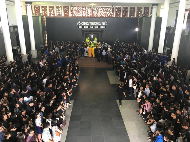 hang nghin hoc sinh luong the vinh dung hai ben duong tien dua doan xe cho linh cuu thay van nhu cuong ve noi an nghi cuoi cung