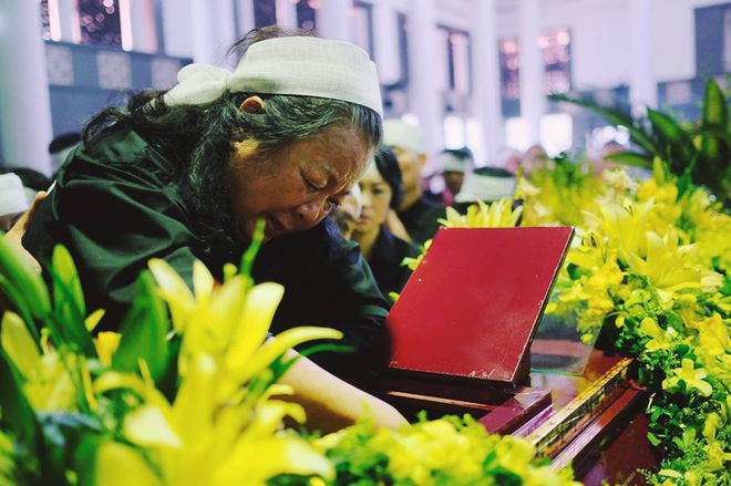 hang nghin hoc sinh luong the vinh dung hai ben duong tien dua doan xe cho linh cuu thay van nhu cuong ve noi an nghi cuoi cung