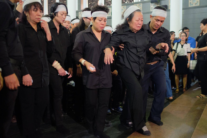 hang nghin hoc sinh luong the vinh dung hai ben duong tien dua doan xe cho linh cuu thay van nhu cuong ve noi an nghi cuoi cung