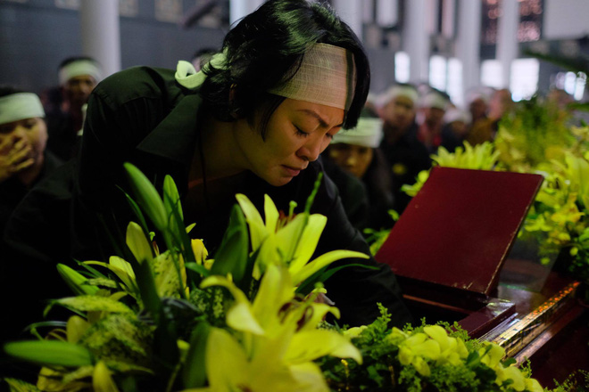 hang nghin hoc sinh luong the vinh dung hai ben duong tien dua doan xe cho linh cuu thay van nhu cuong ve noi an nghi cuoi cung