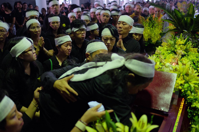 hang nghin hoc sinh luong the vinh dung hai ben duong tien dua doan xe cho linh cuu thay van nhu cuong ve noi an nghi cuoi cung