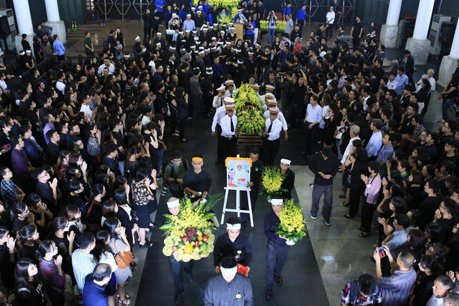 hang nghin hoc sinh luong the vinh dung hai ben duong tien dua doan xe cho linh cuu thay van nhu cuong ve noi an nghi cuoi cung