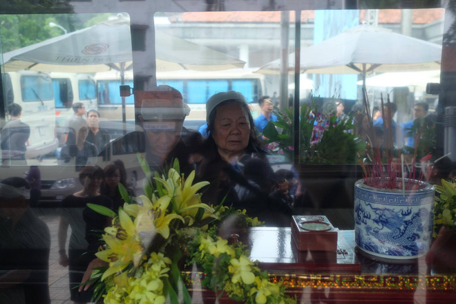 hang nghin hoc sinh luong the vinh dung hai ben duong tien dua doan xe cho linh cuu thay van nhu cuong ve noi an nghi cuoi cung