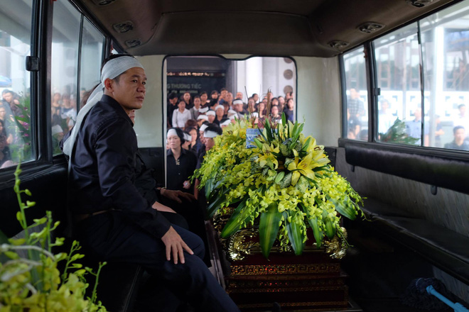 hang nghin hoc sinh luong the vinh dung hai ben duong tien dua doan xe cho linh cuu thay van nhu cuong ve noi an nghi cuoi cung