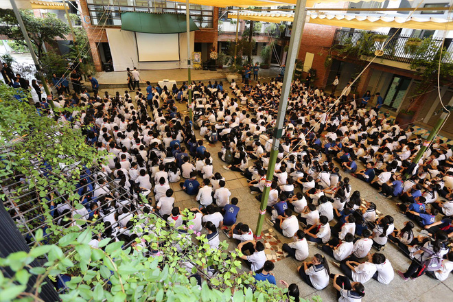 hang nghin hoc sinh luong the vinh dung hai ben duong tien dua doan xe cho linh cuu thay van nhu cuong ve noi an nghi cuoi cung