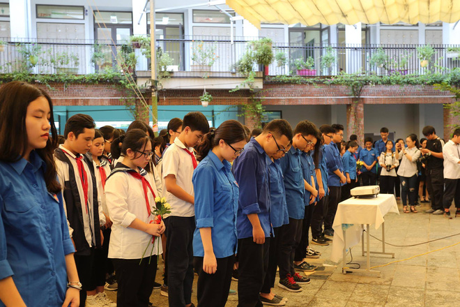 hang nghin hoc sinh luong the vinh dung hai ben duong tien dua doan xe cho linh cuu thay van nhu cuong ve noi an nghi cuoi cung