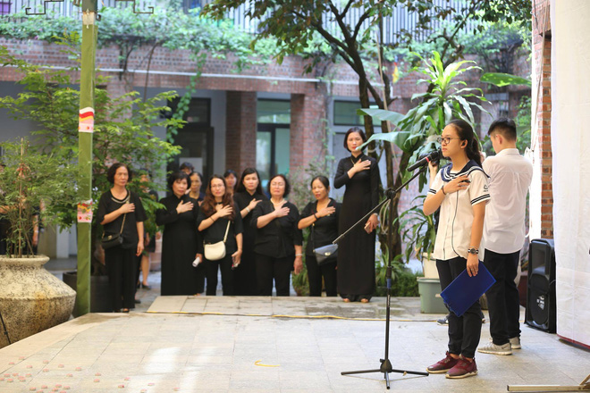 hang nghin hoc sinh luong the vinh dung hai ben duong tien dua doan xe cho linh cuu thay van nhu cuong ve noi an nghi cuoi cung