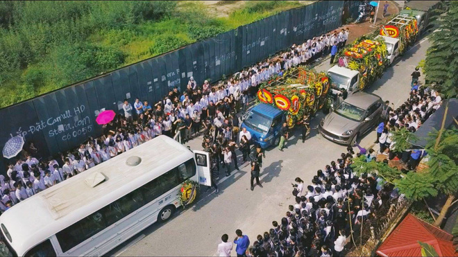 hang nghin hoc sinh luong the vinh dung hai ben duong tien dua doan xe cho linh cuu thay van nhu cuong ve noi an nghi cuoi cung